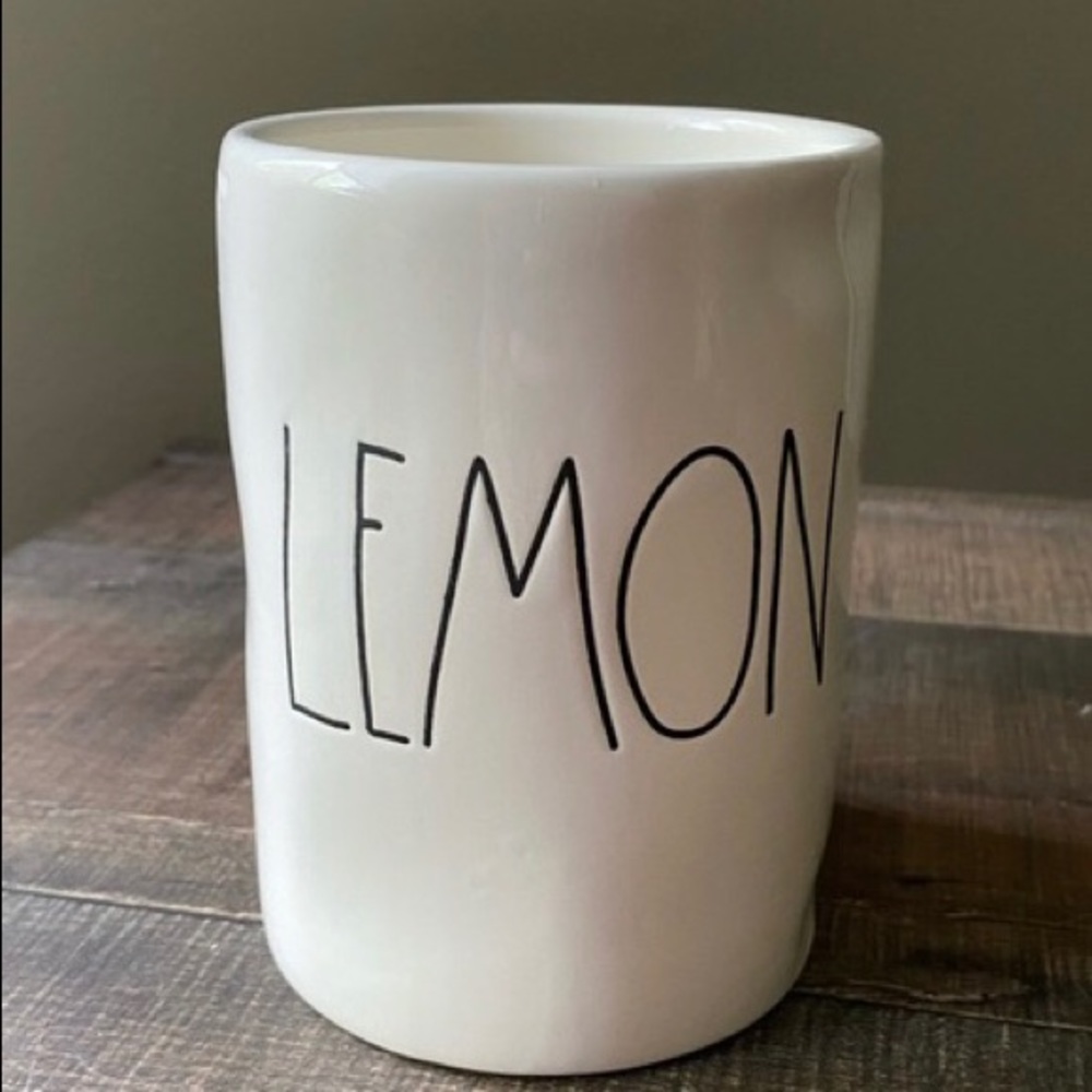 💛NWT💛 Authentic Rae Dunn “LEMON” Scented Candle - Ceramic❣️